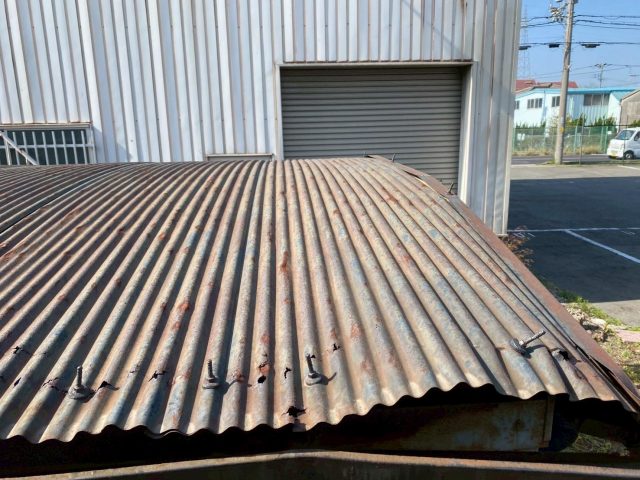 姫路市の錆びた倉庫の屋根